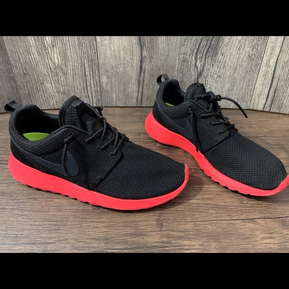 nike roshe run black red
